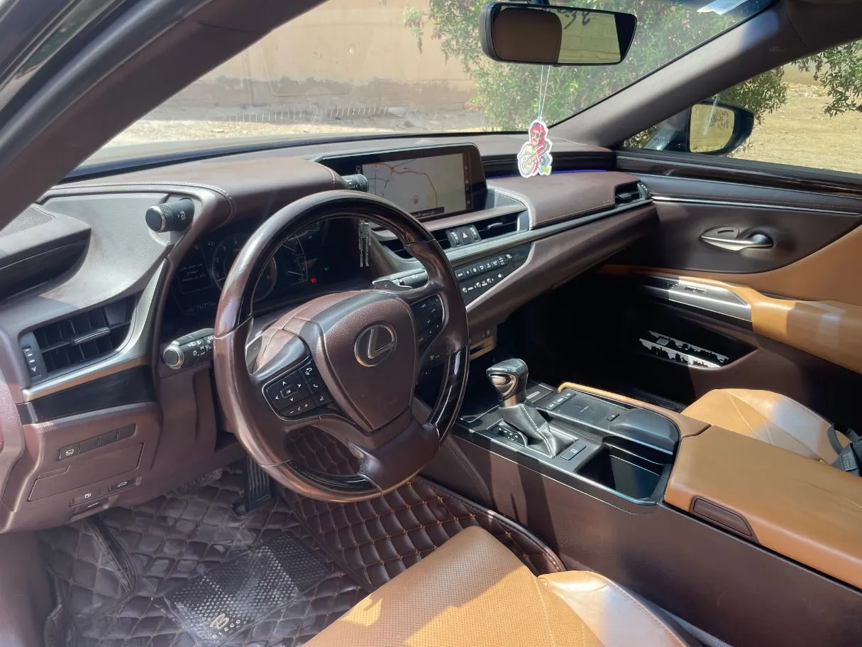 Car image 11