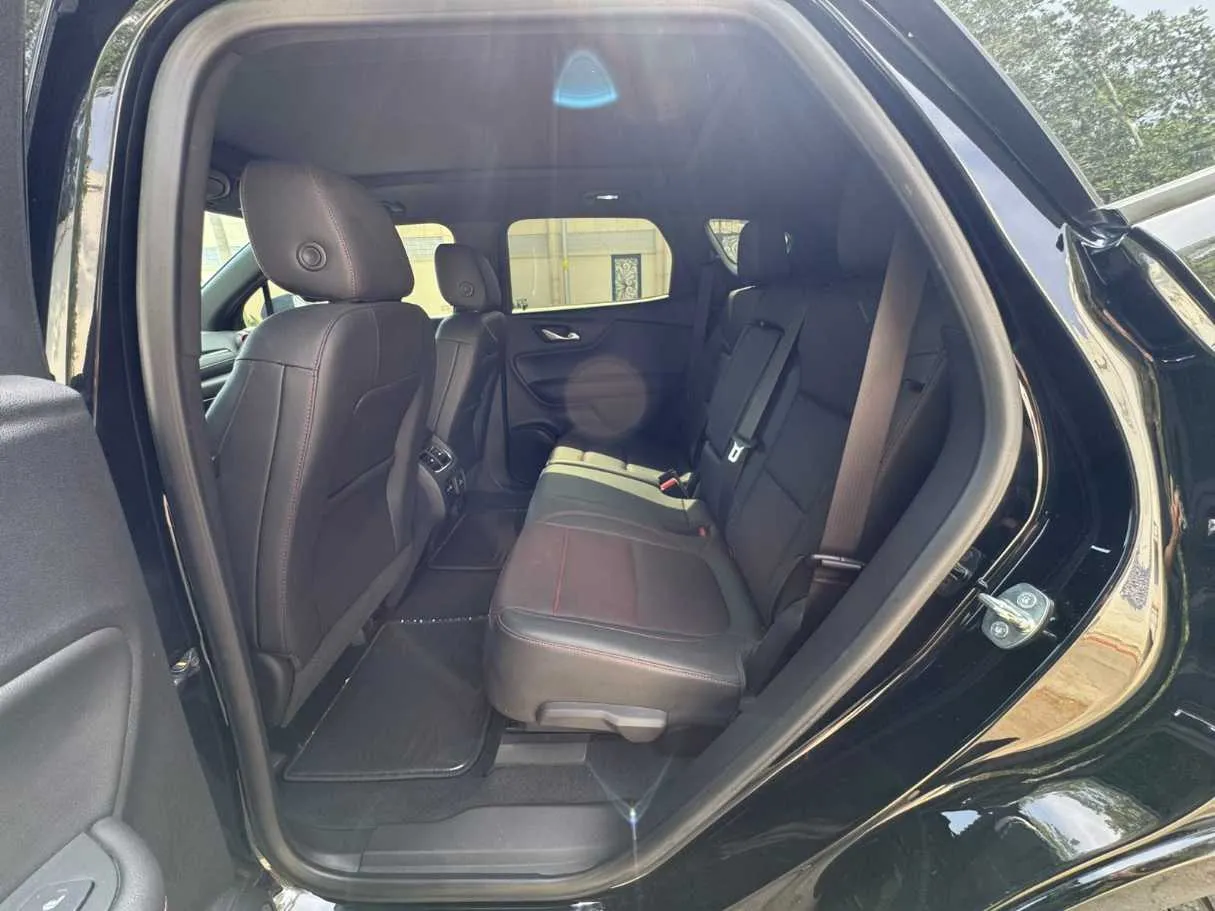Car image 14
