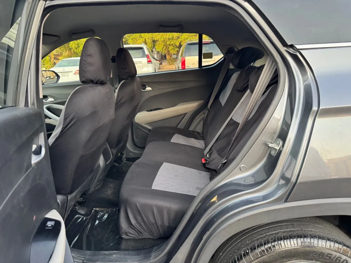 Car image 15