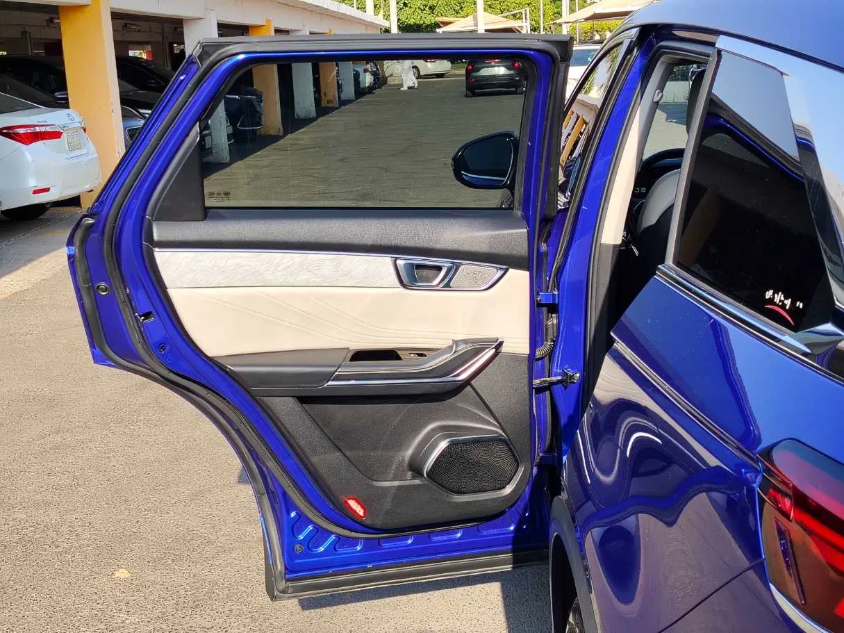 Car image 14