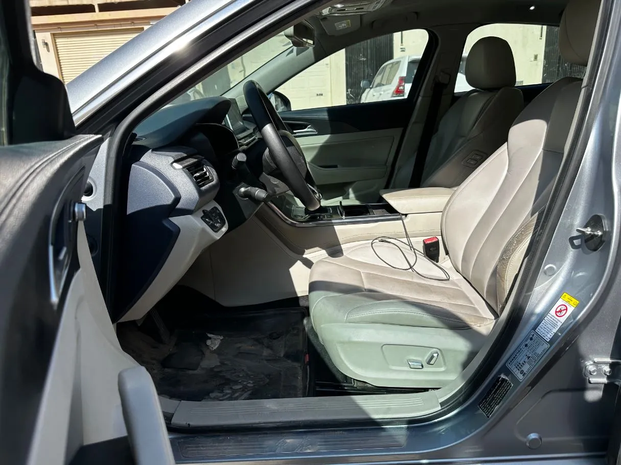 Car image 12