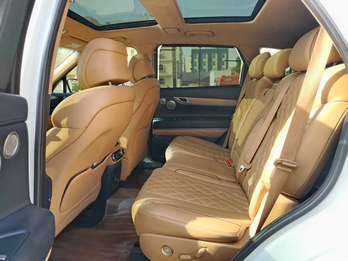 Car image 16