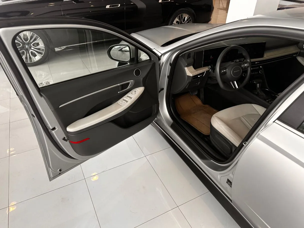 Car image 10