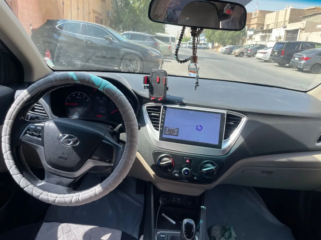 Car image 19