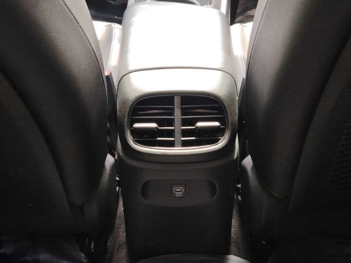 Car image 32