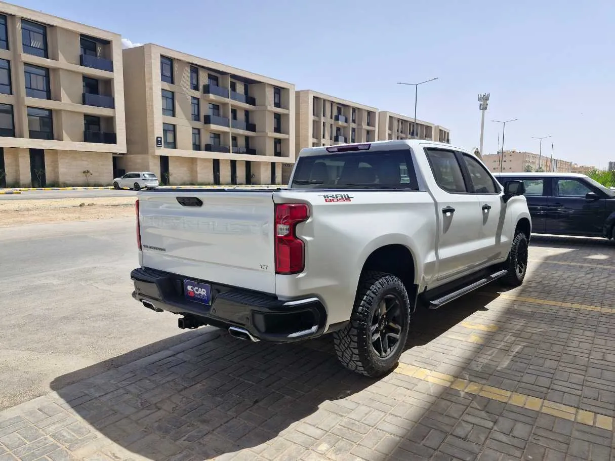 Car image 5
