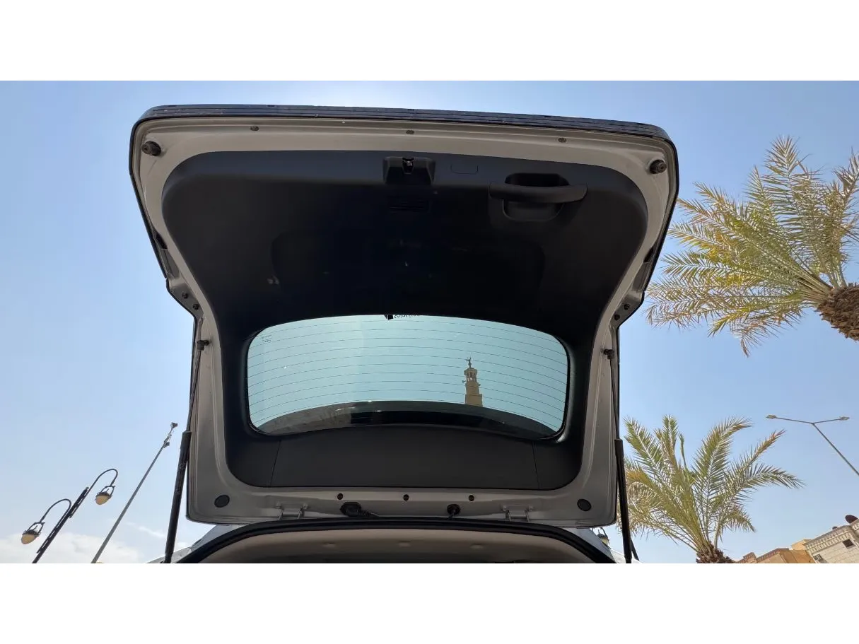 Car image 24