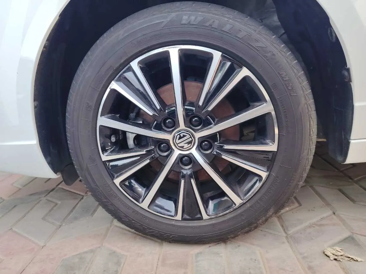 Car image 10