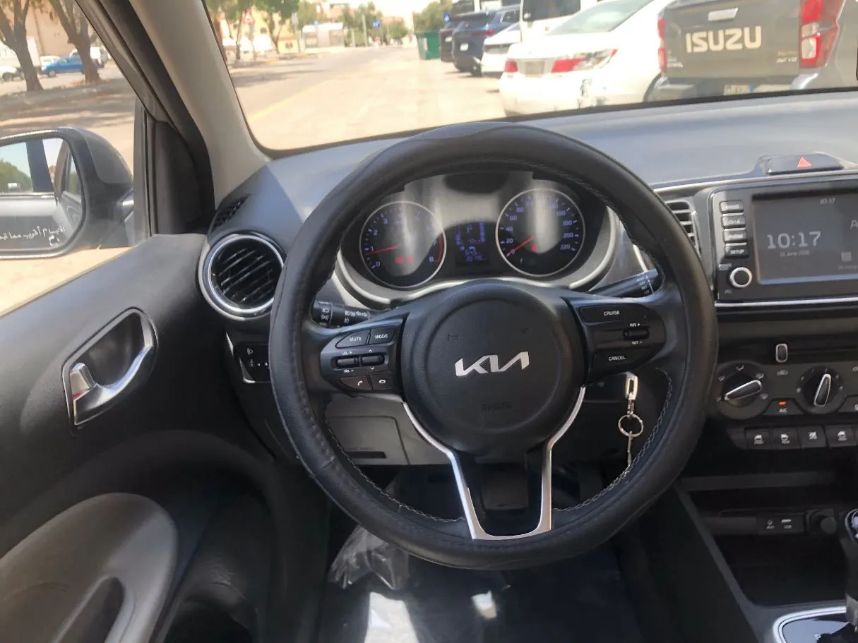 Car image 18