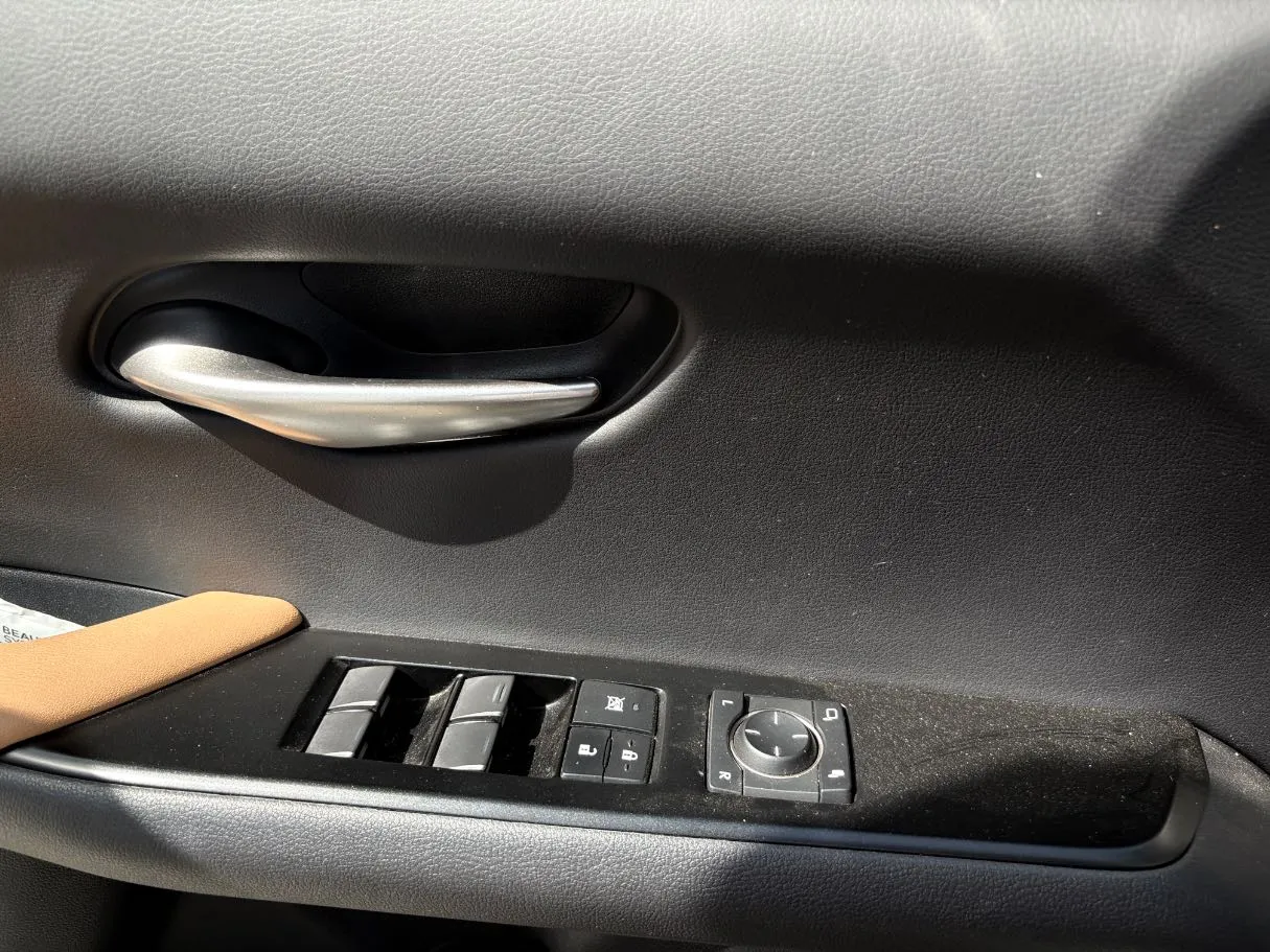 Car image 26