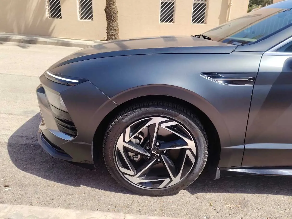 Car image 9
