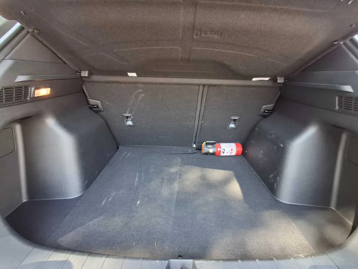 Car image 19
