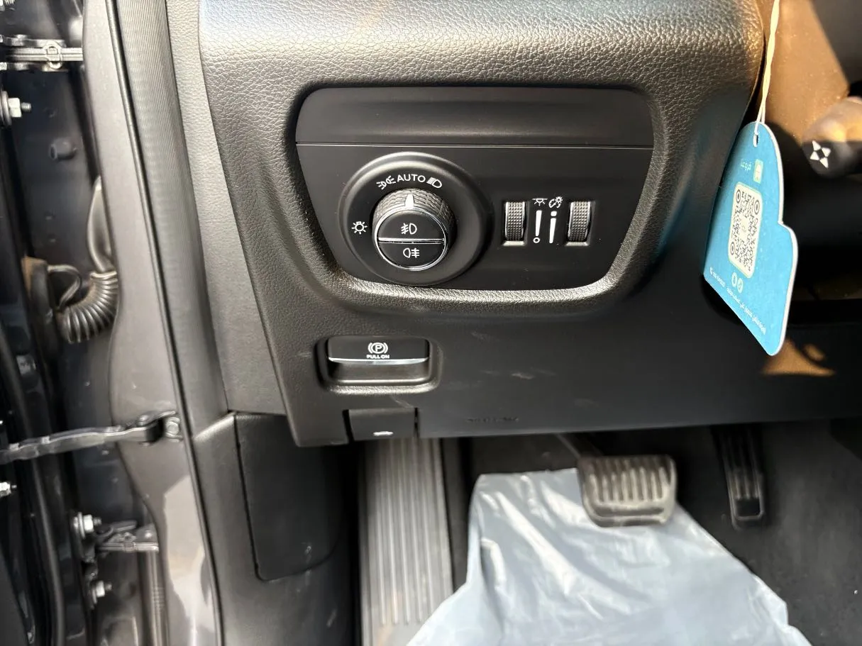 Car image 26