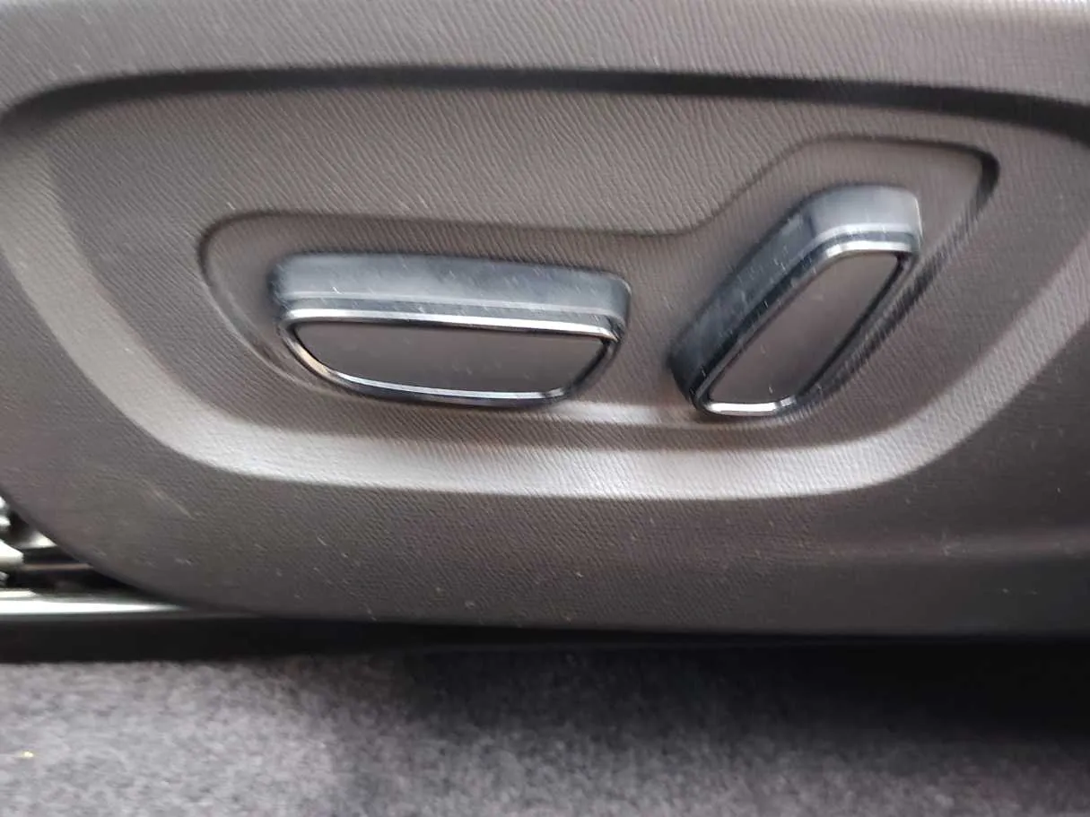 Car image 32