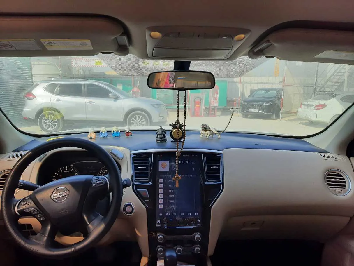 Car image 14