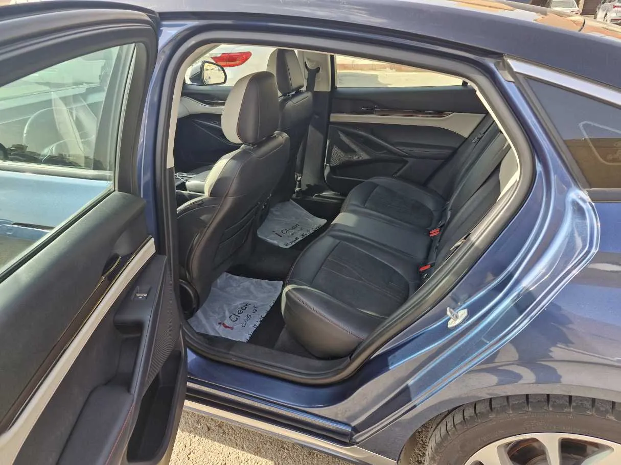 Car image 12