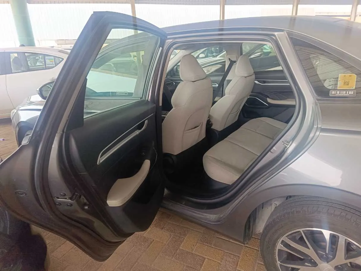 Car image 17