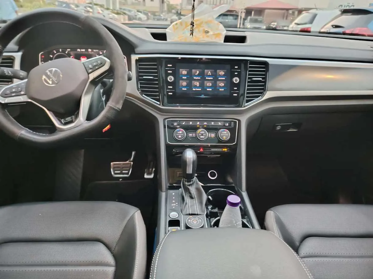 Car image 25