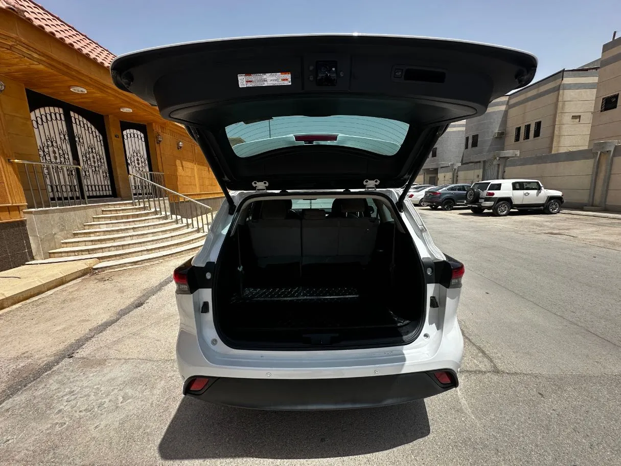 Car image 23