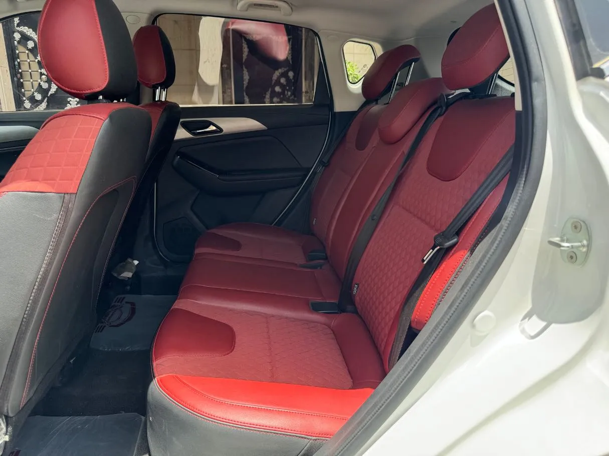 Car image 14