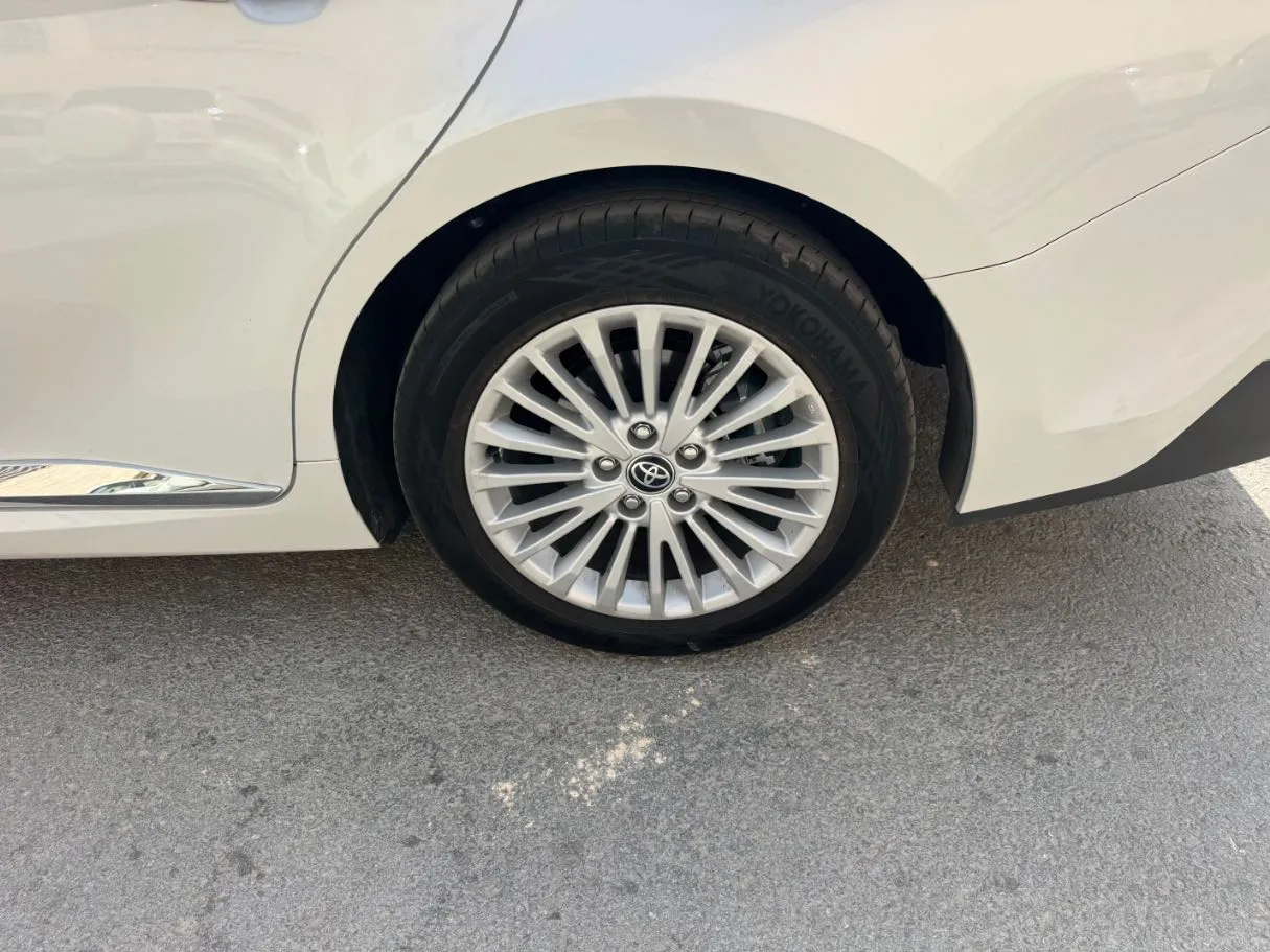 Car image 9