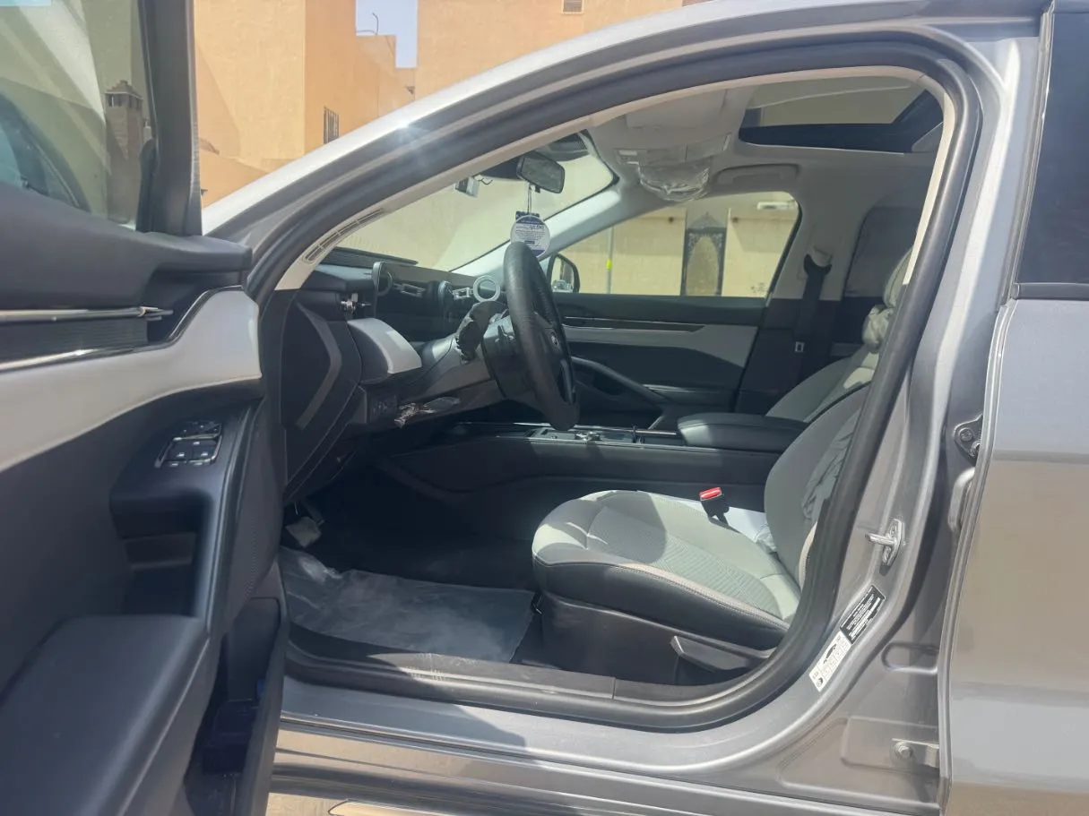 Car image 12