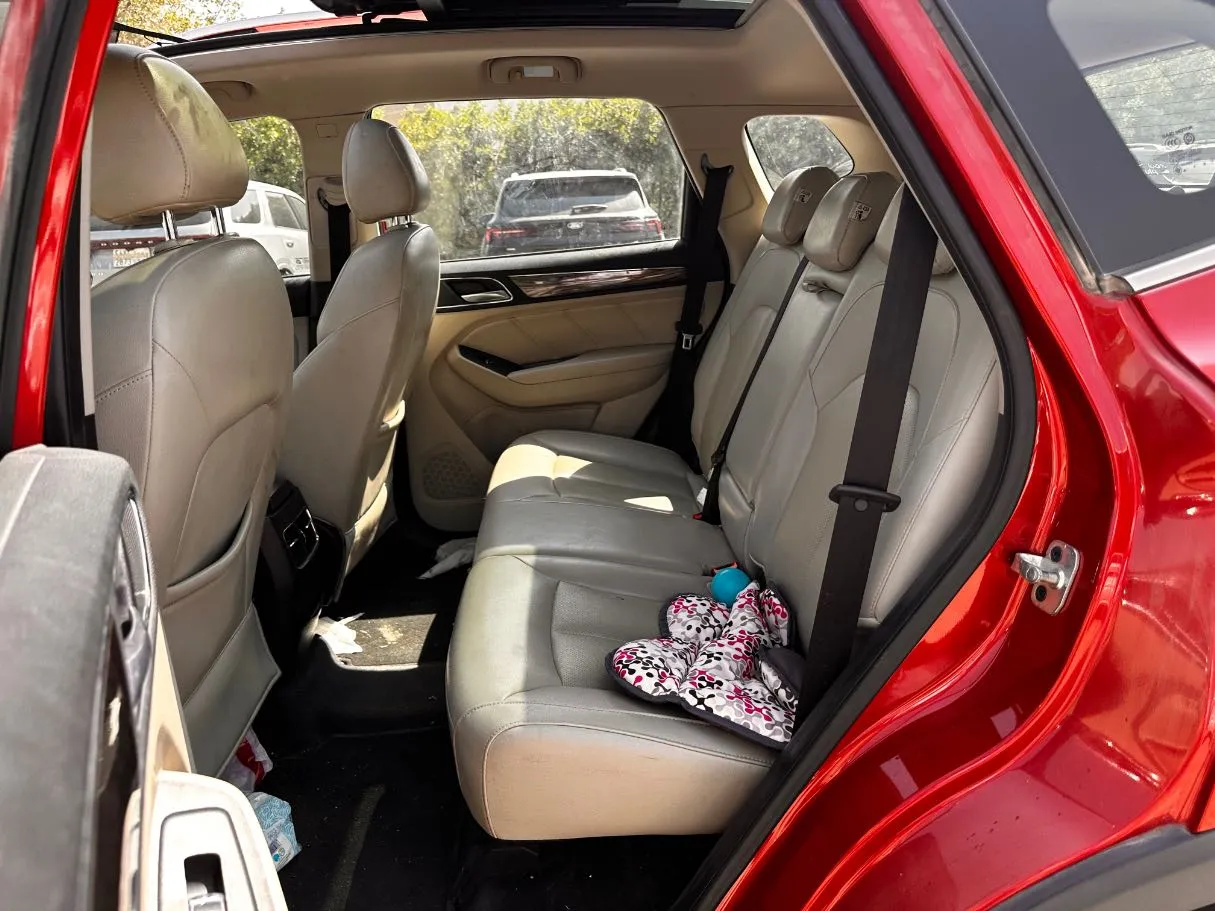 Car image 14