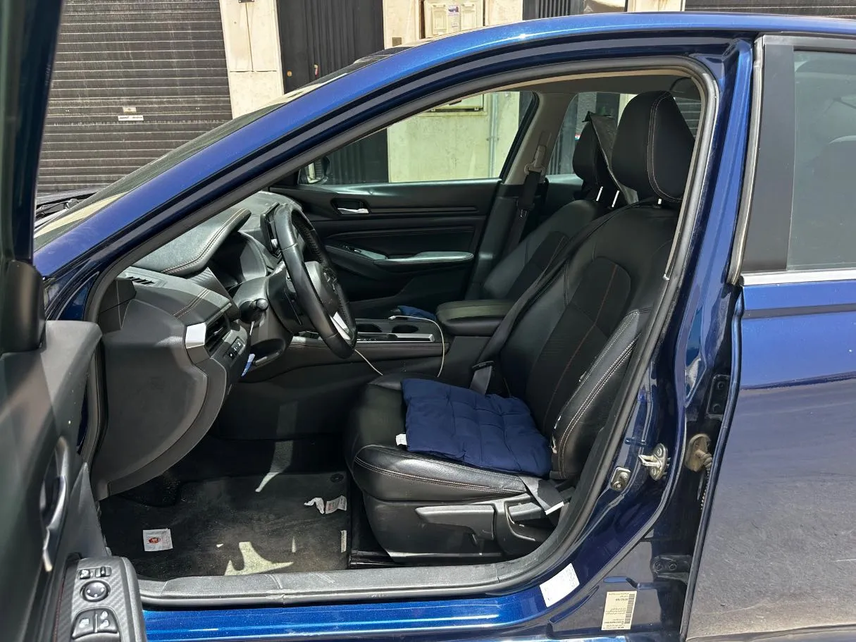 Car image 12