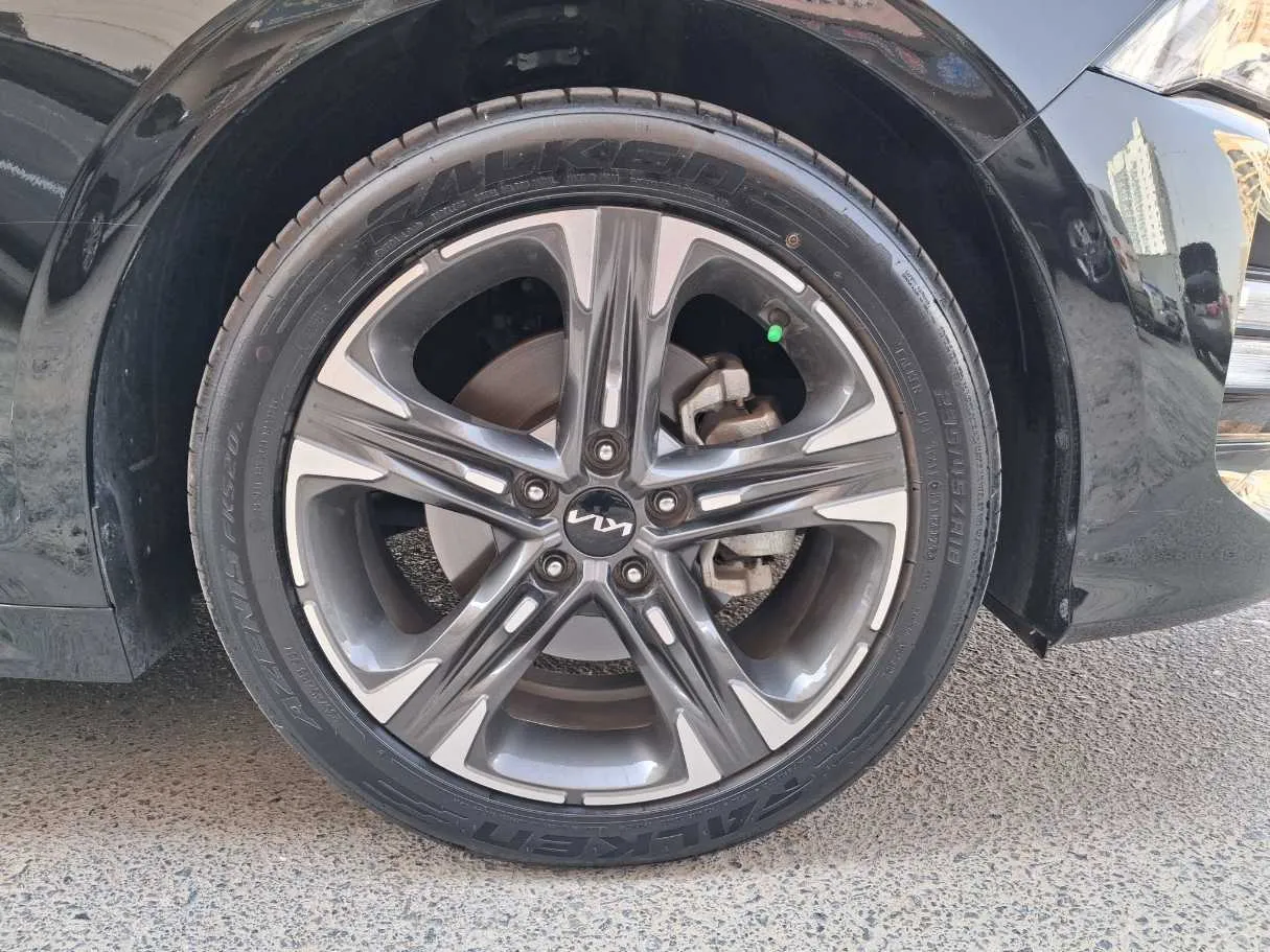 Car image 9