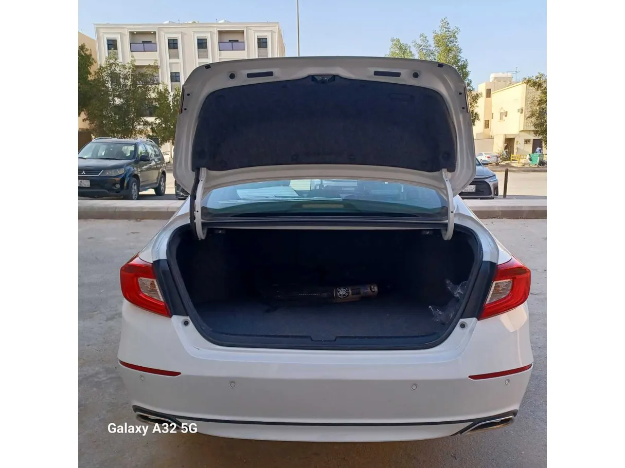 Car image 24