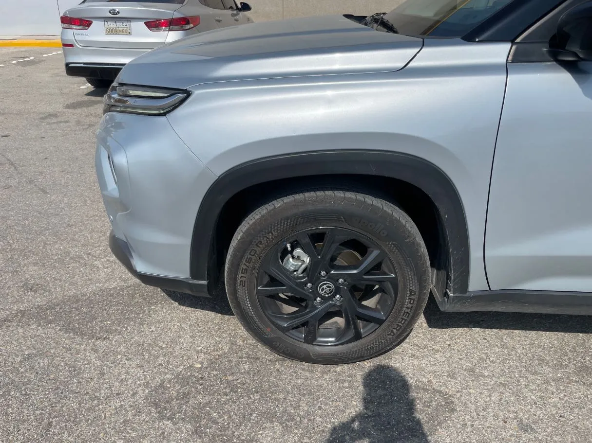 Car image 9