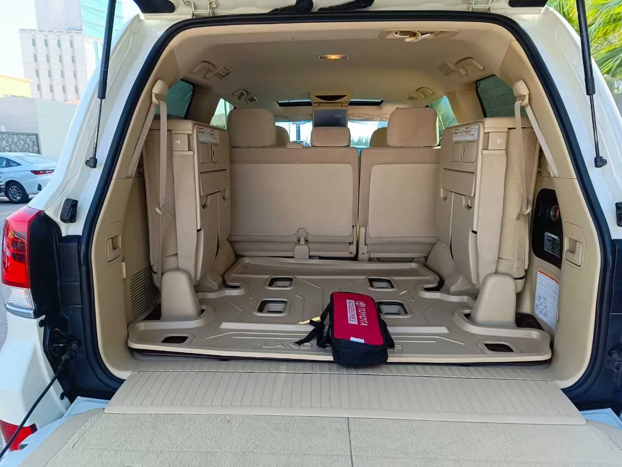 Car image 32