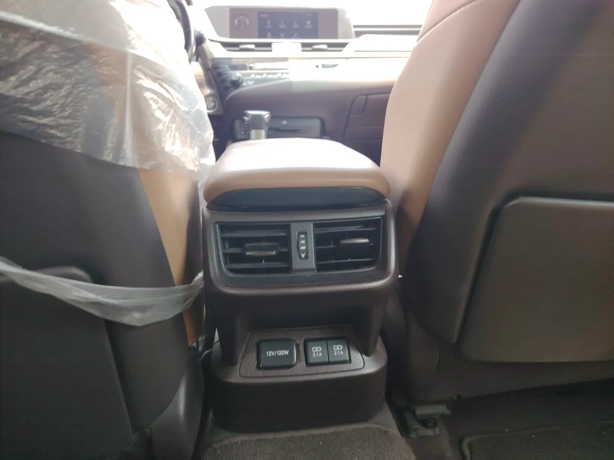 Car image 26