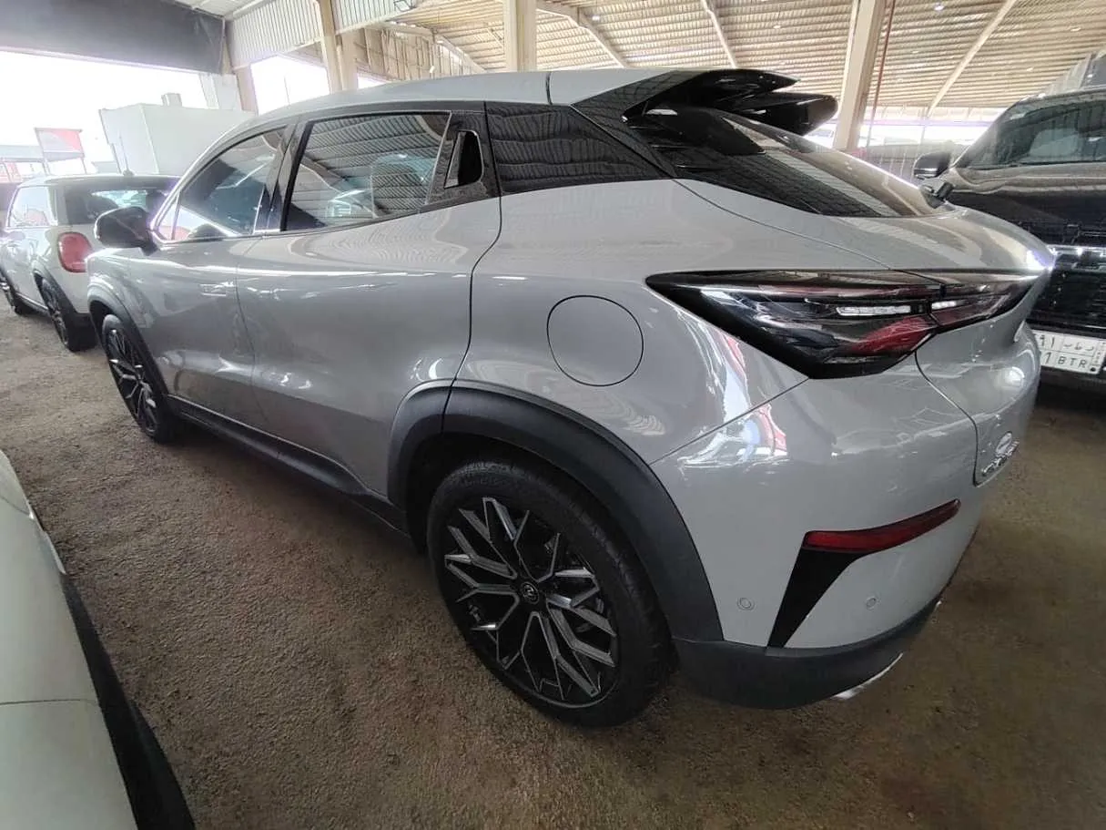 Car image 8