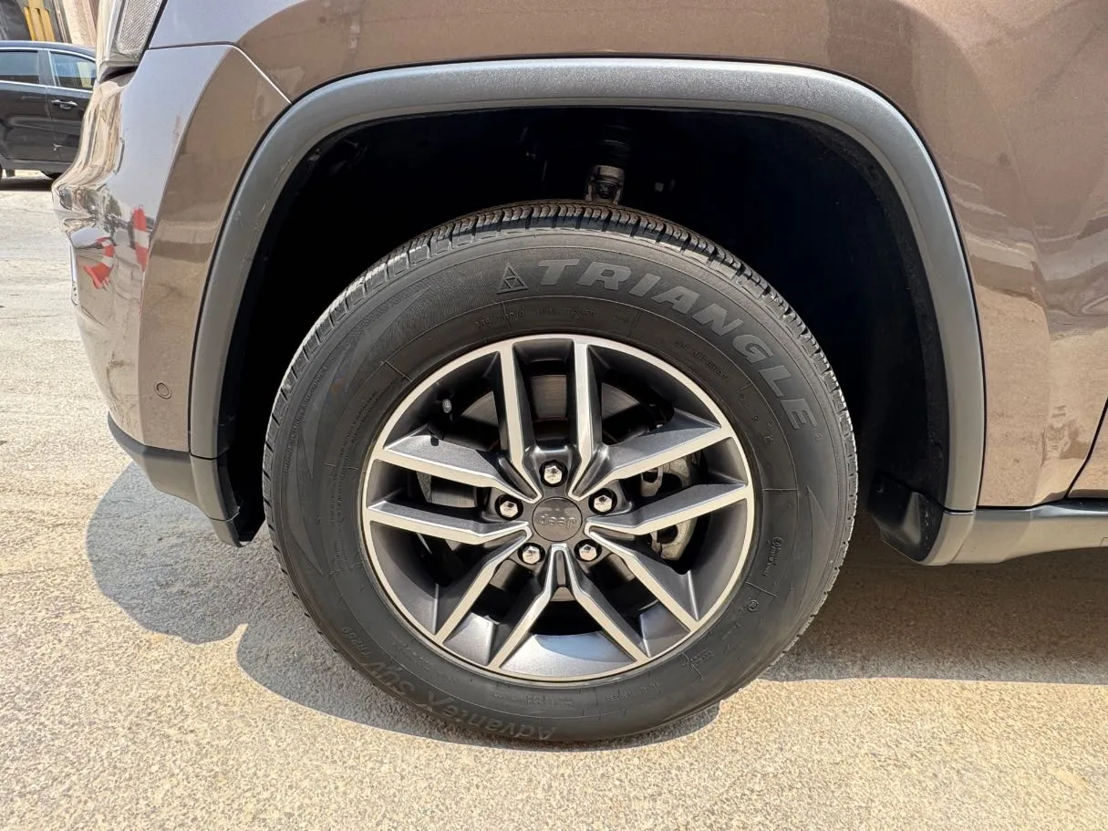 Car image 9