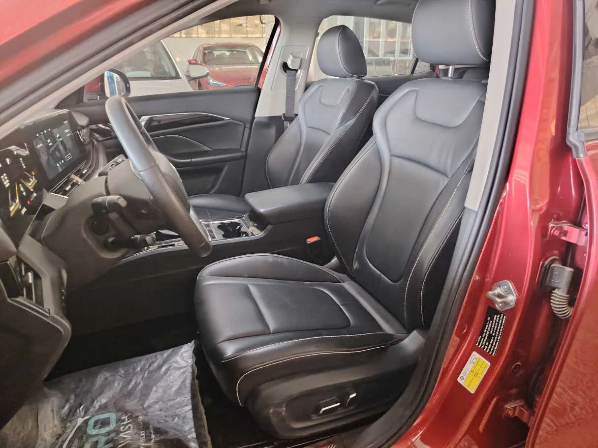 Car image 14