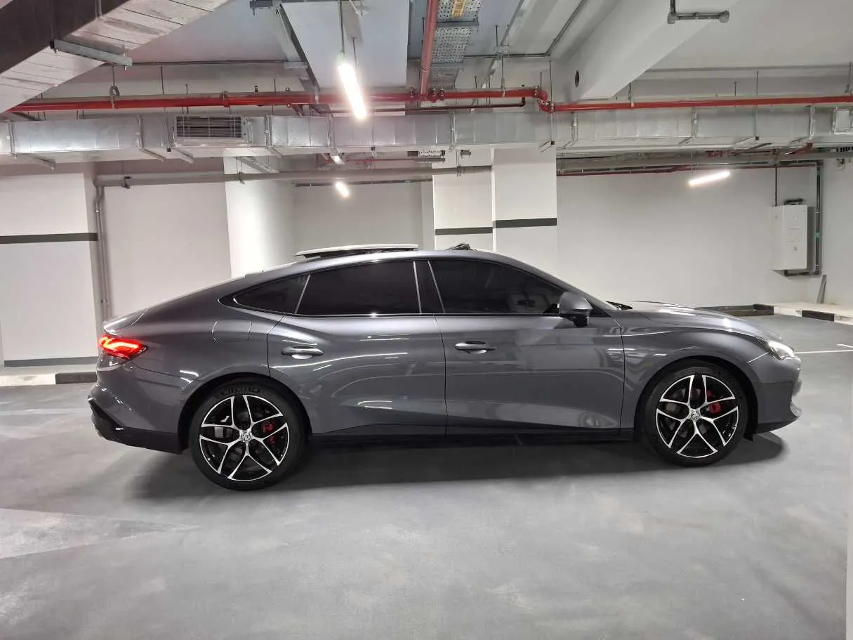 Car image 8