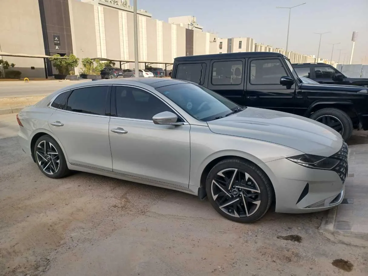 Car image 4