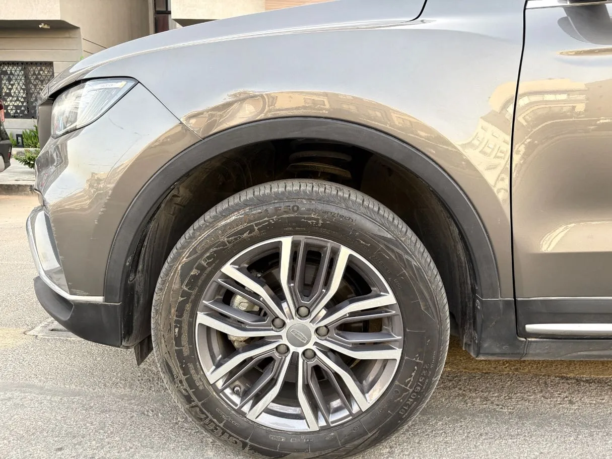 Car image 9