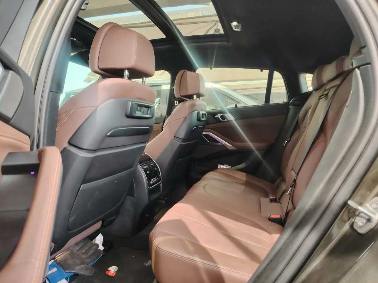 Car image 19