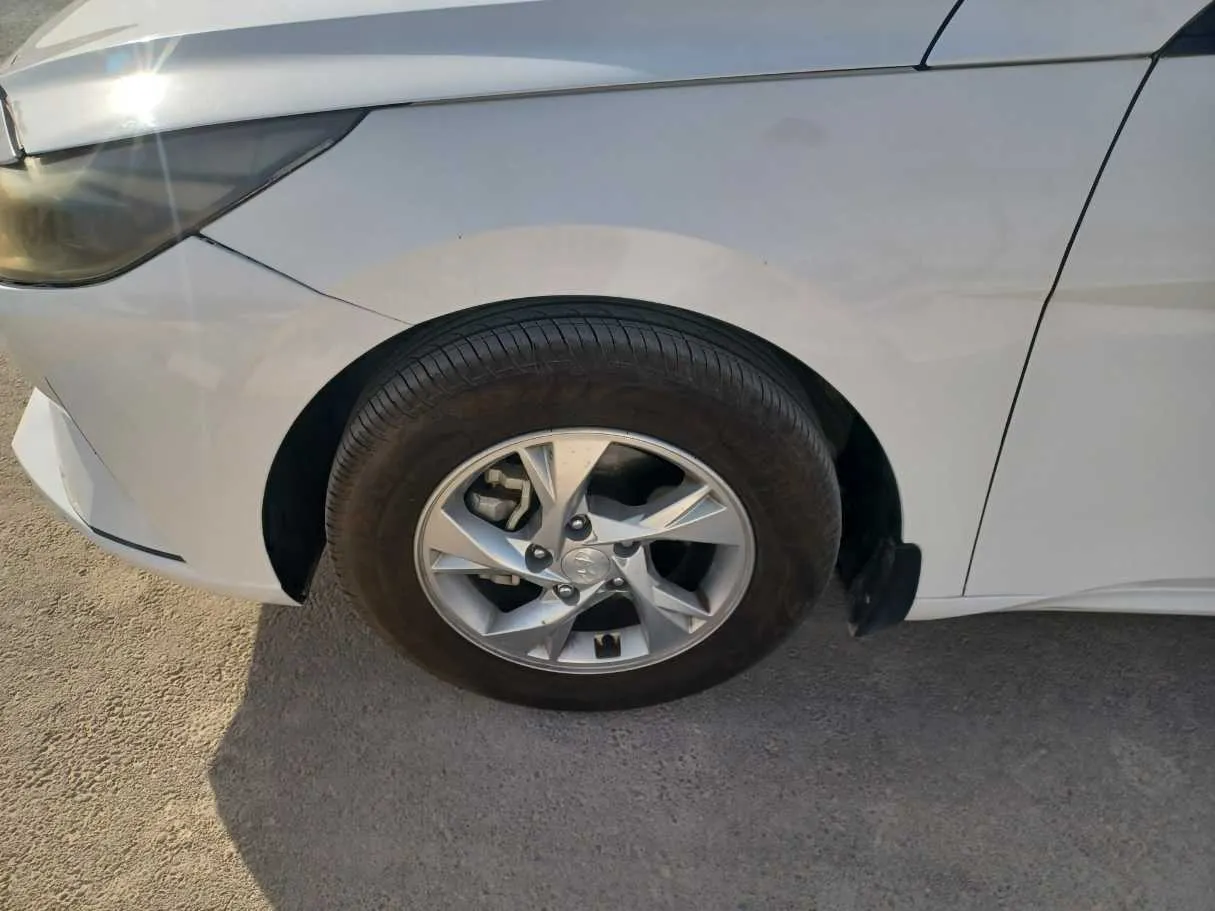 Car image 9