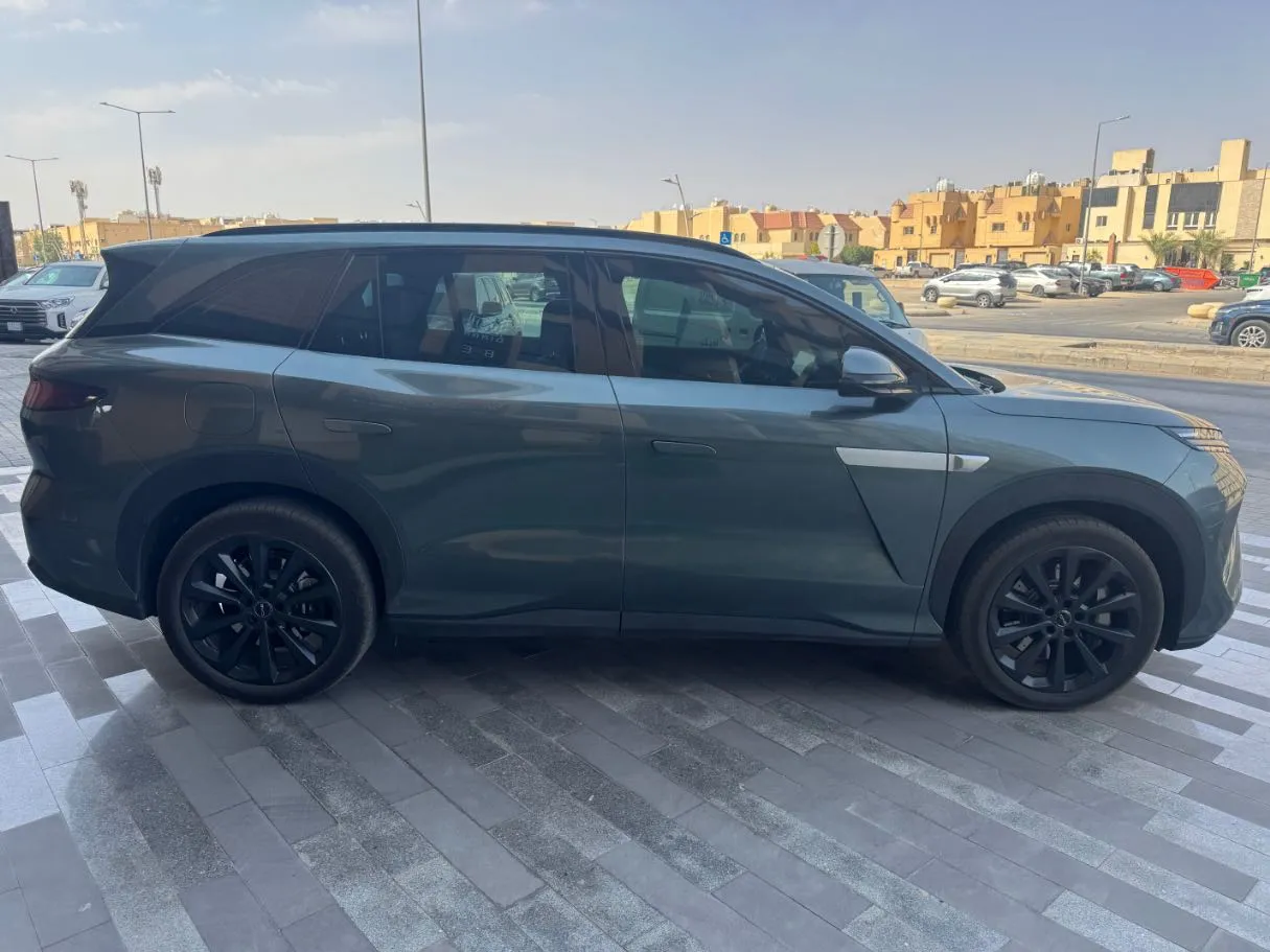 Car image 4