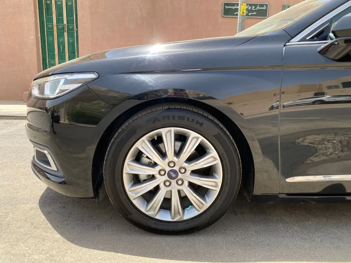 Car image 9