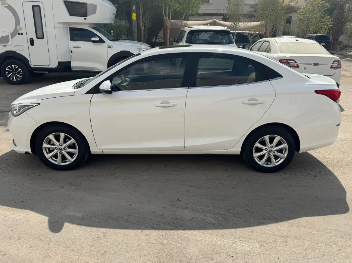 Car image 8