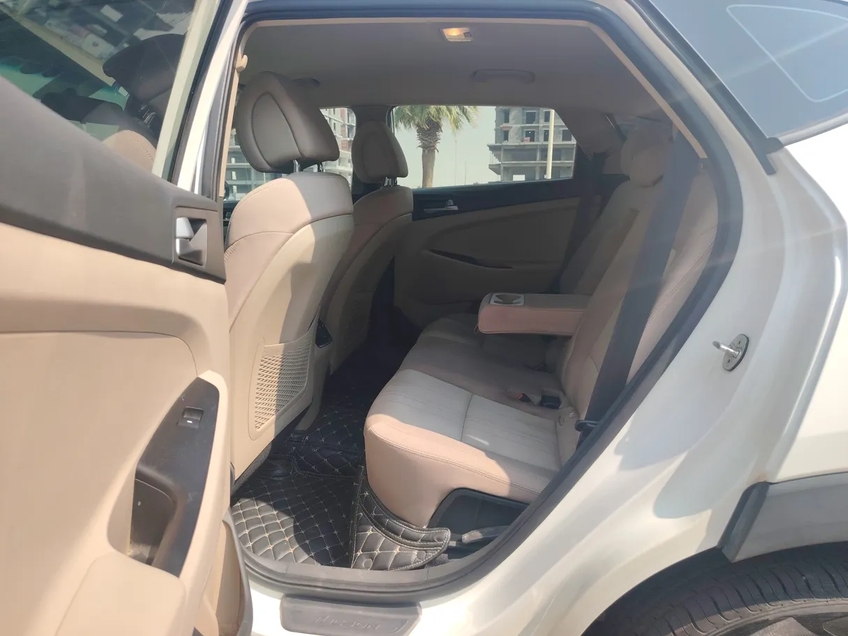 Car image 15