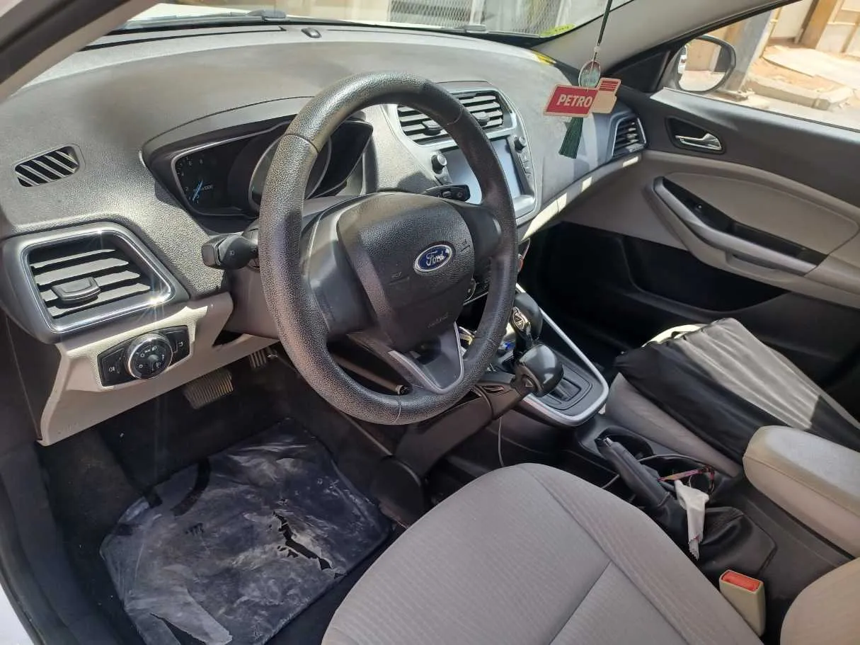 Car image 12