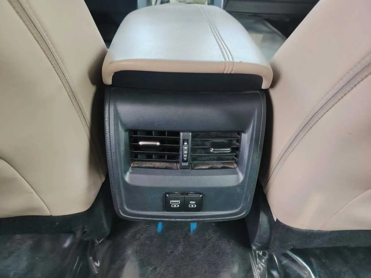Car image 37