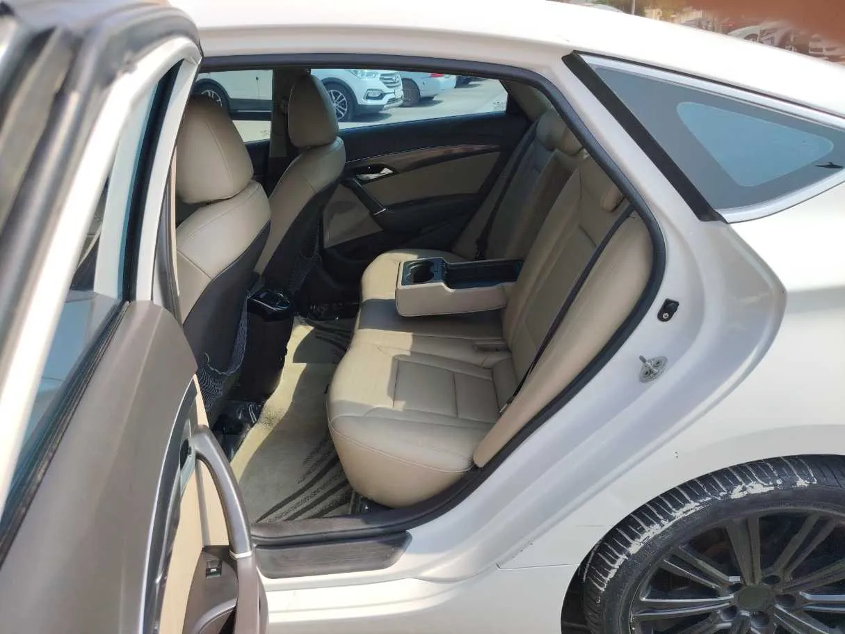 Car image 14