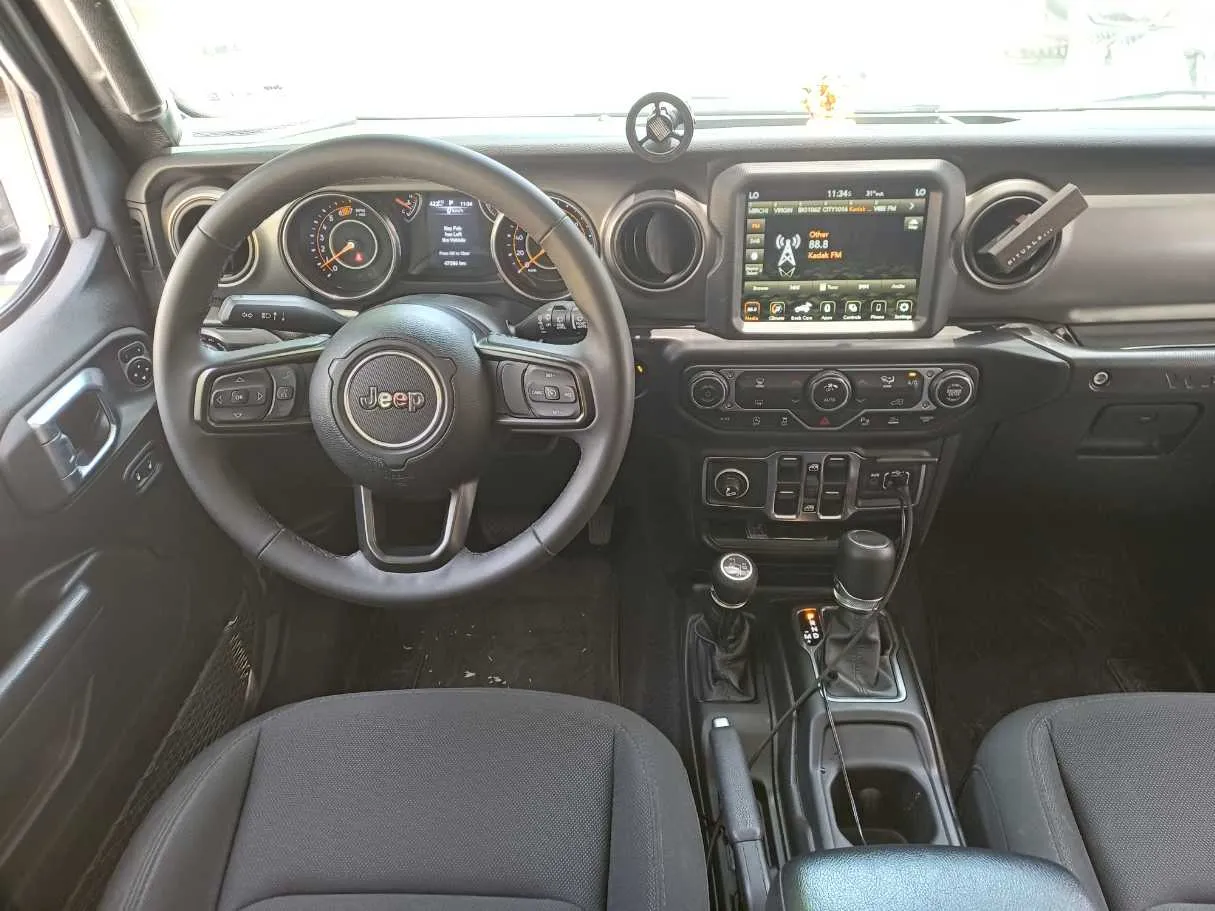 Car image 17