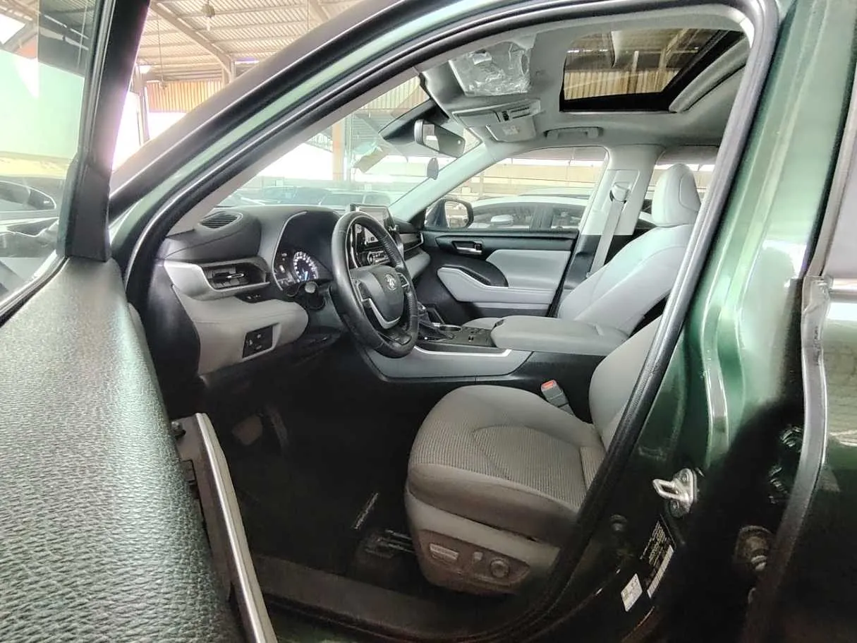 Car image 10